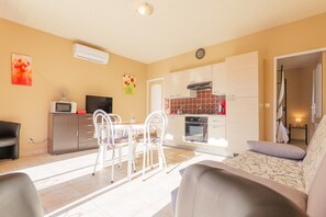 TV, ping pong - Cottage 'Gîte Coquelicot' with Shared Pool, Wi-Fi and Air Conditioning (Pradons)