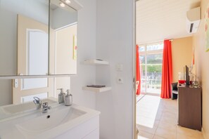 Interior - Cottage 'Gîte Coquelicot' with Shared Pool, Wi-Fi and Air Conditioning (Pradons)