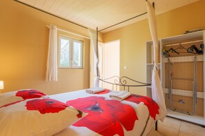 1 bedroom, iron/ironing board, WiFi, bed sheets - Cottage 'Gîte Coquelicot' with Shared Pool, Wi-Fi and Air Conditioning (Pradons)