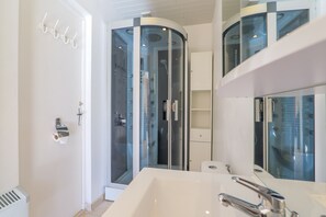 Een douche, een haardroger, handdoeken