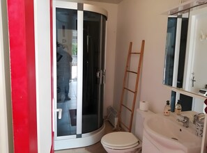 Bathroom - Cottage 'Gîte Coquelicot' with Shared Pool, Wi-Fi and Air Conditioning (Pradons)