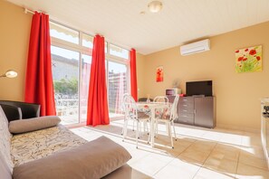 TV, table tennis - Cottage 'Gîte Coquelicot' with Shared Pool, Wi-Fi and Air Conditioning (Pradons)