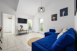 Living area - Pet-friendly apartment just 500 metres from the beach with sea views (Bašanija)