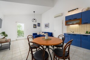 Dining - Pet-friendly apartment just 500 metres from the beach with sea views (Bašanija)
