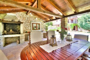 Outdoor dining - Mediterranean finca with private pool, sun terrace, barbecue and dog-friendly (Umag)