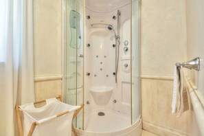 Shower, hair dryer, towels - Mediterranean finca with private pool, sun terrace, barbecue and dog-friendly (Umag)