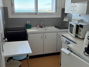 Kylskåp, ugn, spishäll och diskmaskin