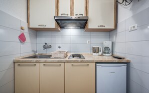 Fridge, stovetop, coffee/tea maker, cookware/dishes/utensils - Cosy flat just 500 metres from the beach with private parking and barbecue area (Umag)