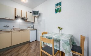 Kylskåp, spishäll, kaffe- och tebryggare och grytor/köksredskap
