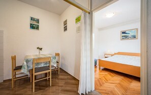 Interior - Cosy flat just 500 metres from the beach with private parking and barbecue area (Umag)