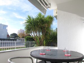 Outdoor dining - Charming apartment just 300 metres from the beach with WiFi, air conditioning and private parking (Umag)