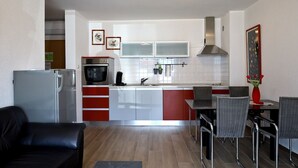 Private kitchen - Charming apartment just 300 metres from the beach with WiFi, air conditioning and private parking (Umag)