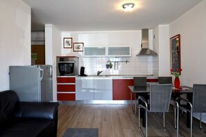 Kühlschrank, Herdplatte, Wasserkocher mit Kaffee-/Teezubehör, Toaster
