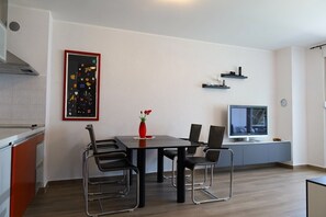 Dining - Charming apartment just 300 metres from the beach with WiFi, air conditioning and private parking (Umag)