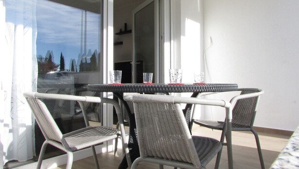 Outdoor dining - Charming apartment just 300 metres from the beach with WiFi, air conditioning and private parking (Umag)
