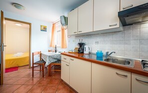 Coffee/tea maker, fridge, microwave, stovetop - Comfortable flat just 250 metres from the beach with large garden and barbecue (Umag)