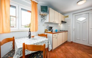 Kühlschrank, Mikrowelle, Herdplatte, Wasserkocher mit Kaffee-/Teezubehör