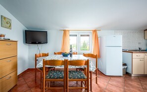 Dining - Bright apartment just 250 metres from the beach with barbecue, parking space, washing machine (Umag)