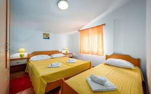 2 bedrooms, desk, free WiFi, bed sheets - Bright apartment just 250 metres from the beach with barbecue, parking space, washing machine (Umag)