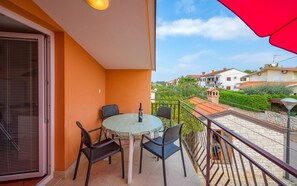 Outdoor dining - Bright apartment just 250 metres from the beach with barbecue, parking space, washing machine (Umag)
