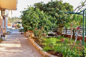 Property grounds - Pet-friendly apartment just 250 metres from the beach with washing machine, barbecue and WiFi (Umag)