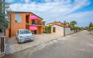 Exterior - Pet-friendly apartment just 250 metres from the beach with washing machine, barbecue and WiFi (Umag)