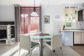 Dining - Fantastic apartment just 500 metres from the beach with barbecue, washing machine, air conditioning (Umag)