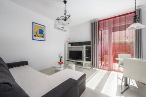 Living area - Fantastic apartment just 500 metres from the beach with barbecue, washing machine, air conditioning (Umag)