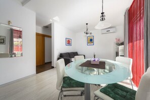 Dining - Fantastic apartment just 500 metres from the beach with barbecue, washing machine, air conditioning (Umag)