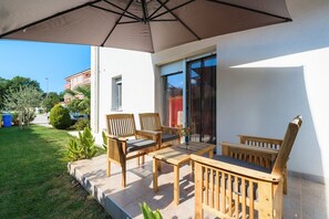 Terrace/patio - Fantastic apartment just 500 metres from the beach with barbecue, washing machine, air conditioning (Umag)
