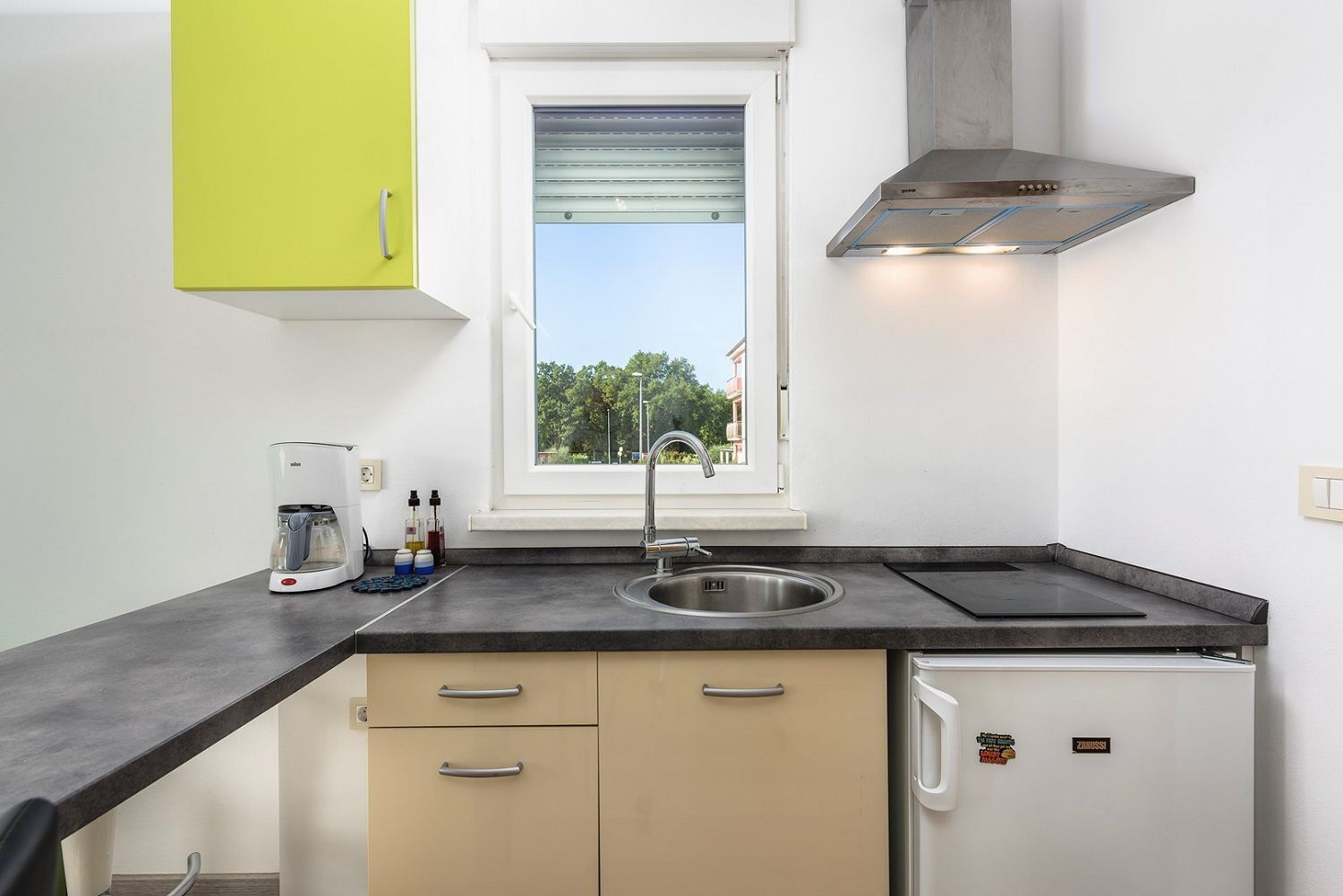 Frigorífico, placa de cocina, cafetera o tetera y utensilios de cocina