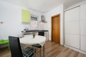 Unclassified image, 4 of 14, button - Light-filled studio apartment just 500 metres from the beach with barbecue area (Umag)