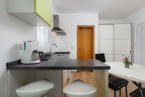 Fridge, stovetop, coffee/tea maker, cookware/dishes/utensils - Light-filled studio apartment just 500 metres from the beach with barbecue area (Umag)