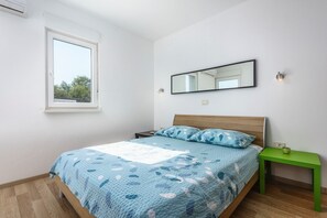 1 bedroom, desk, free WiFi, bed sheets - Light-filled studio apartment just 500 metres from the beach with barbecue area (Umag)