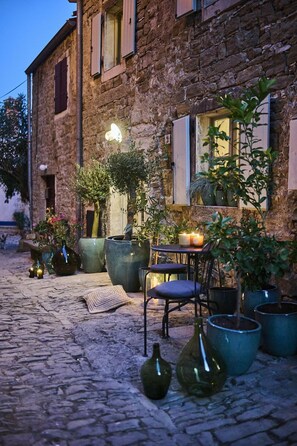 Outdoor dining - Romantic holiday home in the heart of medieval Groznjan (Grožnjan)