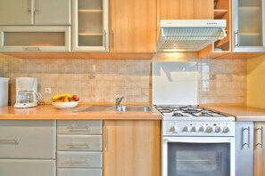 Kühlschrank, Mikrowelle, Herdplatte, Wasserkocher mit Kaffee-/Teezubehör