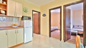 Room - Idyllic flat just 500 metres from the beach with sunbathing lawn and barbecue (Umag)