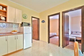 1 bedroom, desk, free WiFi, bed sheets - Idyllic flat just 500 metres from the beach with sunbathing lawn and barbecue (Umag)