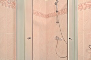 Shower, towels - Idyllic flat just 500 metres from the beach with sunbathing lawn and barbecue (Umag)