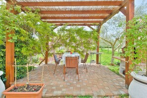 Outdoor dining - Idyllic flat just 500 metres from the beach with sunbathing lawn and barbecue (Umag)