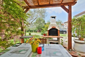 Outdoor dining - Idyllic flat just 500 metres from the beach with sunbathing lawn and barbecue (Umag)