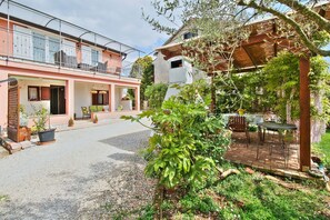 Outdoor dining - Idyllic flat just 500 metres from the beach with sunbathing lawn and barbecue (Umag)
