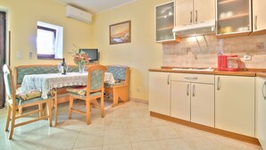 Dining - Idyllic flat just 500 metres from the beach with sunbathing lawn and barbecue (Umag)