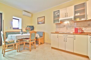 Dining - Idyllic flat just 500 metres from the beach with sunbathing lawn and barbecue (Umag)