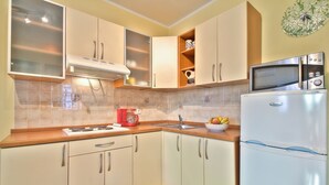 Private kitchen - Idyllic flat just 500 metres from the beach with sunbathing lawn and barbecue (Umag)