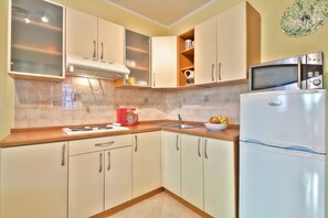 Fridge, microwave, stovetop, coffee/tea maker - Idyllic flat just 500 metres from the beach with sunbathing lawn and barbecue (Umag)