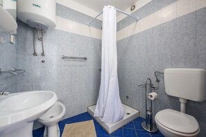 Bathroom - Dog-friendly apartment just 60 metres from the beach with private parking, air conditioning, WiFi (Lovrecica)