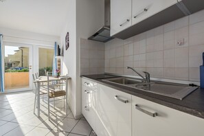 Kühlschrank, Herdplatte, Wasserkocher mit Kaffee-/Teezubehör