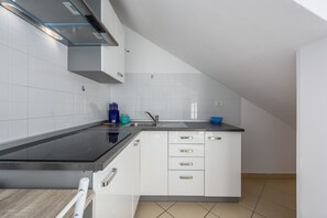 Kühlschrank, Herdplatte, Wasserkocher mit Kaffee-/Teezubehör