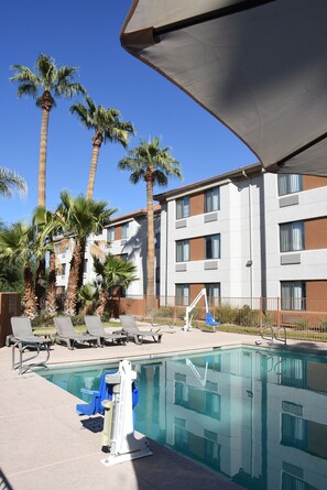 Outdoor pool - Sky Harbor Airport Inn (Phoenix)